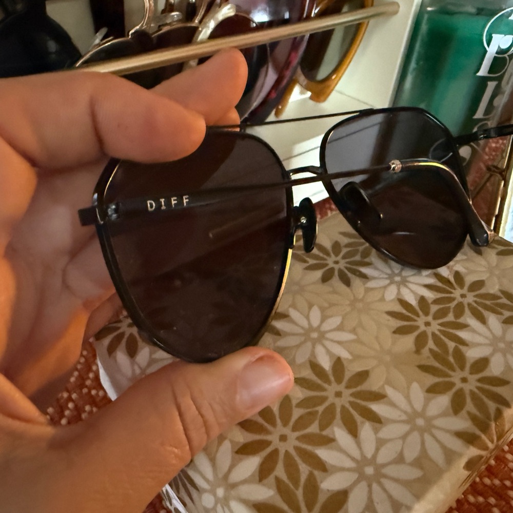 Black Diff Aviator Sunglasses - image 3